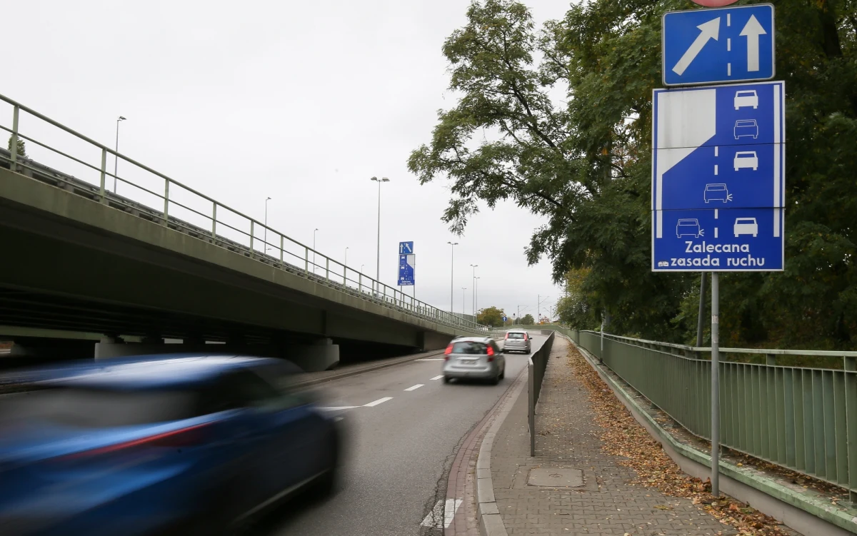 Ministerstwo Infrastruktury skierowało do konsultacji międzyresortowych projekt nowelizacji Prawa o ruchu drogowym. Zakłada on wprowadzenie obowiązku jazdy na tzw. "suwak" i tworzenie "korytarzy życia" - wynika z projektu zamieszczonego na stronie Rządowego Centrum Legislacji.