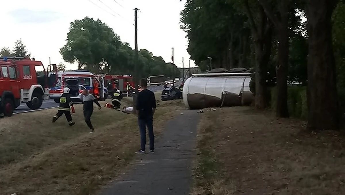 Śmiertelny wypadek na drodze krajowej nr 32 między miejscowościami Pław i Gronów w województwie lubuskim. Samochód osobowy zderzył się tam z cysterną. Nie żyje kierowca i pasażer z samochodu osobowego.