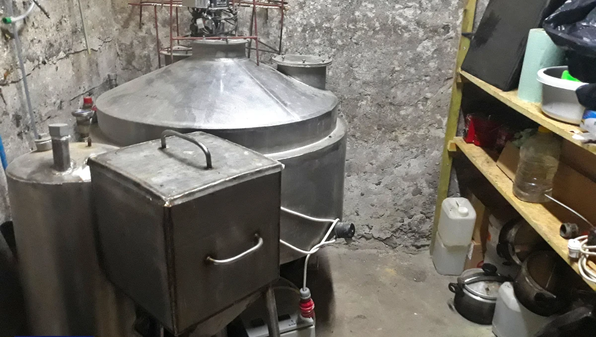 CBŚP odkryło i zlikwidowało laboratorium produkujące amfetaminę. Zatrzymano osobę produkującą narkotyki. Zabezpieczono blisko 63,5 kilograma amfetaminy i 10 litrów płynnego narkotyku, z którego można uzyskać kolejne 14 kilogramów gotowego produktu. 