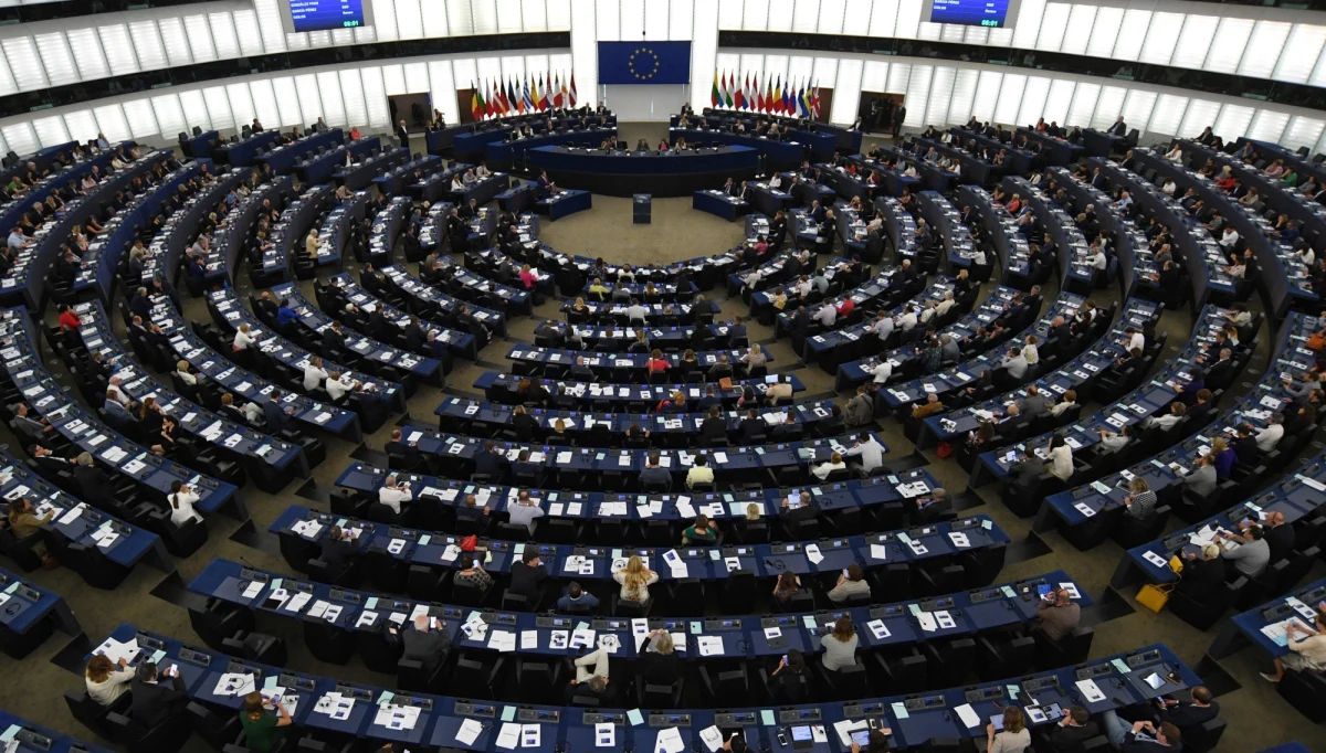 ​Frakcja Odnowić Europę - zrzeszająca w Parlamencie Europejskim liberalnych eurodeputowanych m.in. z Francji, Holandii i Belgii - zapowiedziała, że w głosowaniach nie poprze kandydatów na szefów i wiceszefów komisji PE z PiS i Fideszu.