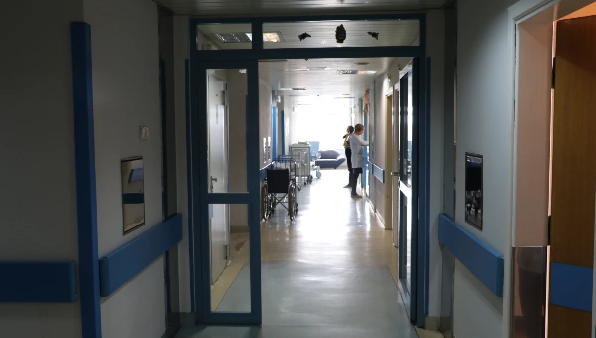 "Tak" dla podniesienia pensji pielęgniarkom, "nie" dla dopłat do lepszej jakości terapii. Według sondażu IBRiS dla "Dziennika Gazety Prawnej" i RMF FM, Polacy nie chcą zmian w systemie leczenia, choć oceniają go bardzo negatywnie. 