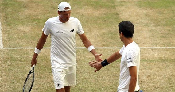 "To przeciwnicy dzisiaj zasłużyli na zwycięstwo, byli lepsi" - tak polski deblista Łukasz Kubot podsumował porażkę w ćwierćfinale wielkoszlemowego Wimbledonu. Grający w parze z Brazylijczykiem Marcelo Melo 37-latek podkreślił: "Byliśmy w roli faworytów, rozstawieni z jedynką, ale trzeba (...) wyciągnąć wnioski i iść dalej".