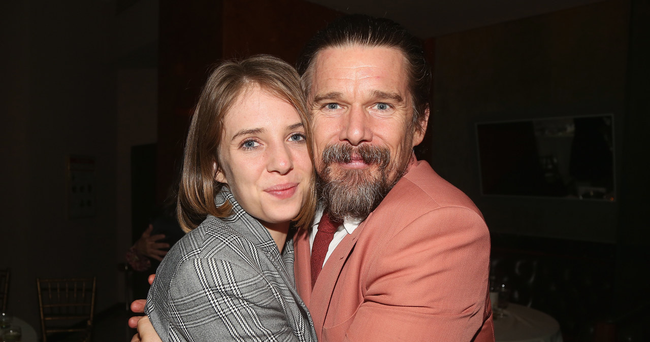 Maya Hawke, córka Ethana Hawke'a i Umy Thurman, otrzymała świetne recenzje za rolę Robin w trzecim sezonie serialu platformy Netflix "Stranger Things". Jej ojciec nie kryje dumy ze swojej najstarszej pociechy. Hawke poświęcił córce post na Instagramie, w którym docenił jej występ.