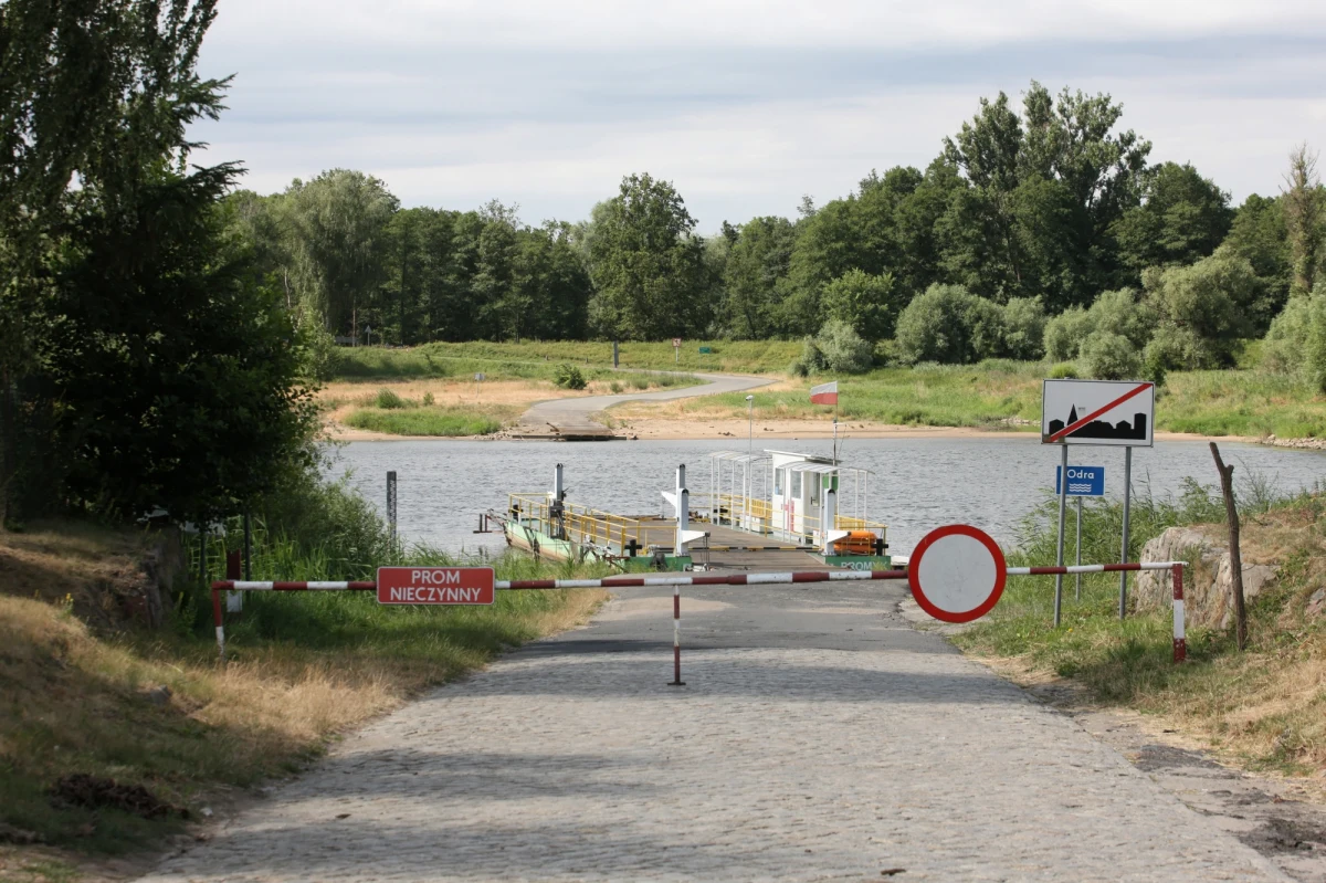 Z powodu niskiego stanu wody nieczynne są wszystkie cztery przeprawy promowe przez Odrę w woj. lubuskim. Chodzi o promy zlokalizowane w ciągu dróg wojewódzkich w Połęcku, Brodach, Pomorsku i Milsku. Na razie nie wiadomo, kiedy przeprawy promowe ponownie zostaną uruchomione.