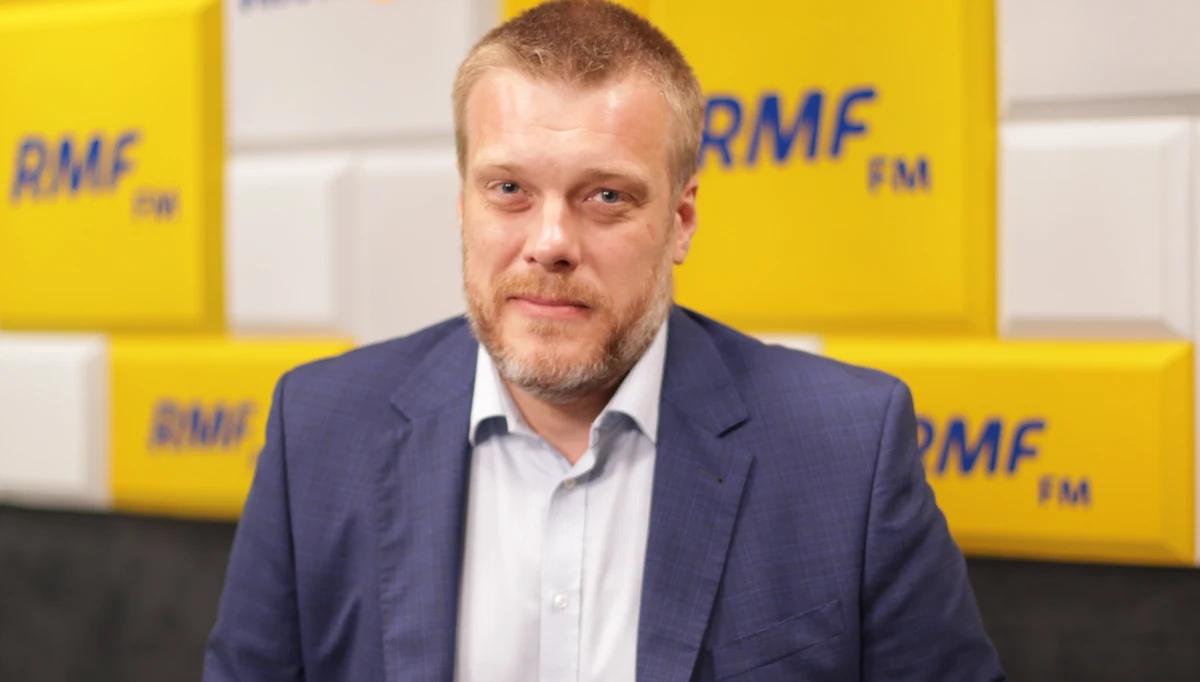 "Rozmawiamy i z SLD, i z Wiosną i z naszymi przyjaciółmi z Ruchu Sprawiedliwości Społecznej, Unii Pracy. Ja powiem tyle - ja chciałbym, żeby wyborcy, którzy mają lewicowe i centrolewicowe poglądy mogli oddać głos na listę, która ich reprezentuje" - mówił w Rozmowie w samo południe w RMF FM Adrian Zandberg z Lewicy Razem. "My podjęliśmy decyzję. Nasze stanowisko jest perfekcyjnie jasne - my chcemy, by była jedna lista na lewo od Platformy. I ta lista będzie" - podkreślił. 