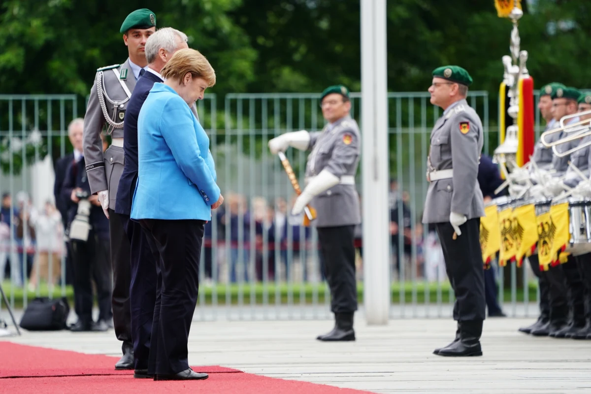 Angela Merkel ponownie dostała ataku drgawek - tym razem doszło do tego podczas spotkania kanclerz Niemiec z premierem Finlandii Anttim Rinne w Berlinie. To już trzeci taki przypadek w ciągu ostatniego miesiąca. Rzecznik niemieckiego rządu zapewnił jednak - jak podaje Reuters - że Merkel czuje się dobrze, a jej spotkanie z premierem Finlandii przebiega zgodnie z planem.