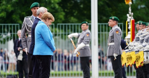 Angela Merkel ponownie dostała ataku drgawek - tym razem doszło do tego podczas spotkania kanclerz Niemiec z premierem Finlandii Anttim Rinne w Berlinie. To już trzeci taki przypadek w ciągu ostatniego miesiąca. Rzecznik niemieckiego rządu zapewnił jednak - jak podaje Reuters - że Merkel czuje się dobrze, a jej spotkanie z premierem Finlandii przebiega zgodnie z planem.