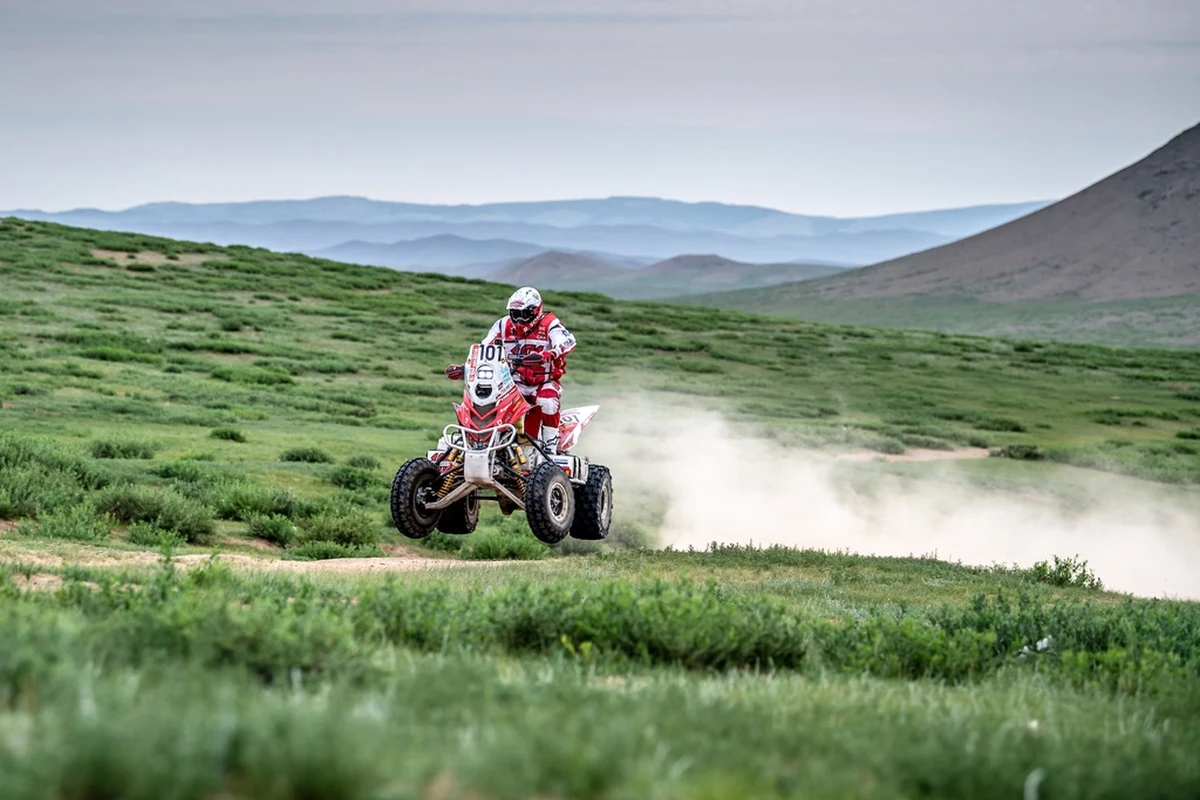 Po czterech dniach ścigania Silk Way Rally ma dwóch wyraźnych liderów. W klasie samochodów etap za etapem wygrywa Nasser Al-Attiyah, a w klasyfikacji quadów nie ma sobie równych Rafał Sonik. W środę siedmiokrotny triumfator Pucharu Świata ponownie był najszybszy. Na najdłuższym odcinku specjalnym dotarł do mety z ponad godzinną przewagą nad najbliższym rywalem. 