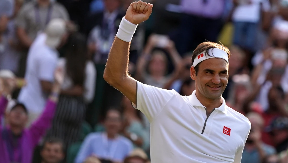 Szwajcar Roger Federer po zwycięstwie nad Japończykiem Kei Nishikorim 4:6, 6:1, 6:4, 6:4 awansował do półfinału wielkoszlemowego Wimbledonu. To jego setny wygrany mecz w tej imprezie. Kolejnym rywalem będzie inny słynny tenisista - Hiszpan Rafael Nadal.