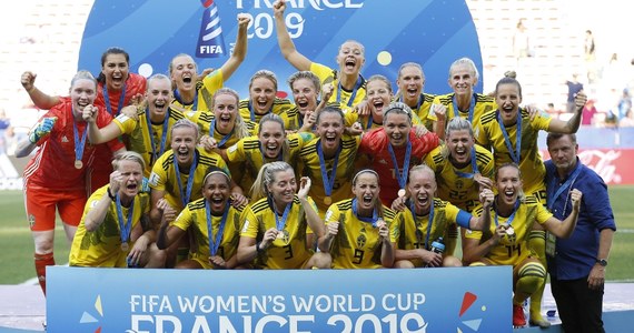 Szwedzka Federacja Piłkarska (SvFF) została zgłoszona do ombudsmana ds. dyskryminacji. Powodem jest domniemanie nierównego wynagradzania kobiet i mężczyzn za grę w reprezentacji i przyznawanie różnych premii za wyniki.