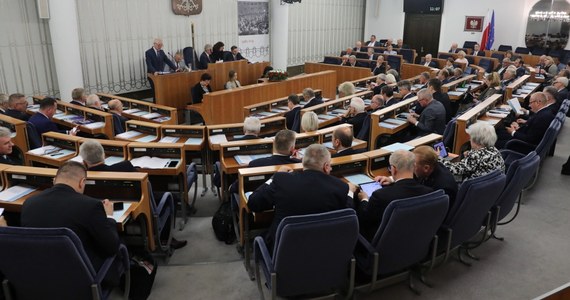 Ustawa wprowadzająca tzw. zerowy PIT dla osób do 26. roku życia wraca do komisji. Podczas środowego posiedzenia Senatu Jan Rulewski zgłosił poprawkę m.in. wydłużającą okres ulgi do 30. roku życia, ale z wyłączeniem osób kształcących się na kierunkach społecznych.