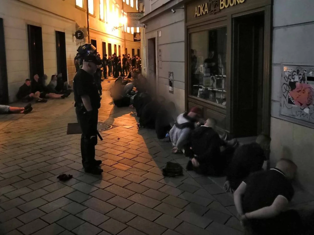 Regularna bitwa z udziałem polskich pseudokibiców w Bratysławie: wieczorem na Starym Mieście doszło do bijatyki między kibolami Cracovii, których wsparli zaprzyjaźnieni kibice Ajaxu Amsterdam, a fanami bułgarskiej drużyny Lewski Sofia. Policja zatrzymała w sumie 107 osób, spośród nich 41 to Polacy, a 15 to Holendrzy. Służby informują również o 17 rannych.