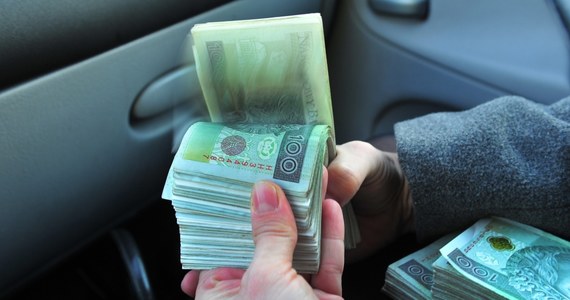 ​Policja z Bartoszyc w Warmińsko-Mazurskiem poszukuje dziewczynki, która 1 lipca wręczyła przypadkowemu mężczyźnie plik banknotów. Dziewczynka powiedziała, że robi tak, bo "mama kazała jej pomagać potrzebującym".