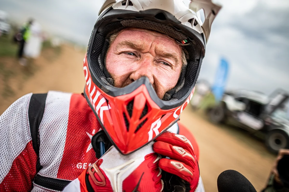 Piąty dzień na Silk Way Rally przyniósł bardzo podobny scenariusz do poprzedniego etapu. Część motocyklistów i quadowców znów umykała przed wyprzedzającymi je ciężarówkami. W rywalizacji quadów Aleksander Maksimow odważnie ruszył do przodu, ale Rafał Sonik wytrzymał presję i utrzymując równe, mocne tempo wygrał kolejny odcinek specjalny. 