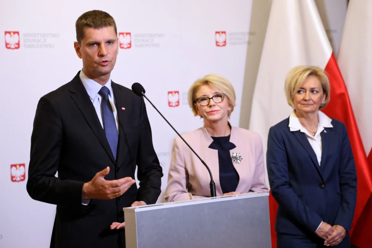 "Jest wyraźny podział kompetencji między samorządem a państwem, w związku z tym nie możemy wkraczać w kompetencje samorządu" - tak na pytanie o pomysł na rozwiązanie kryzysu rekrutacyjnego w szkołach średnich odpowiedział na konferencji prasowej minister Dariusz Piontkowski. 