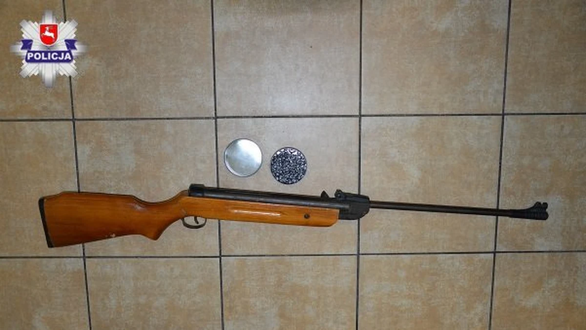 10-letni chłopiec został postrzelony z wiatrówki podczas zabawy z innymi dziećmi. Do zdarzenia doszło w jednym z gospodarstw w gminie Tuczna na Lubelszczyźnie. Obrażenia dziecka okazały się niegroźne.