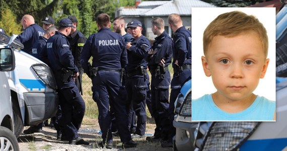 Trwają poszukiwania zaginionego 5-letniego Dawida Żukowskiego. Policja zakończyła już działania w domu dziadków chłopca - rodziców nieżyjącego już ojca. Jak się okazało, zaginiony pięciolatek z Grodziska Mazowieckiego jest obywatelem Rosji. 