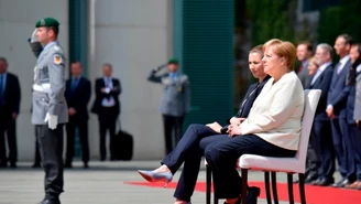 Merkel i drżenie: Hymn na siedząco