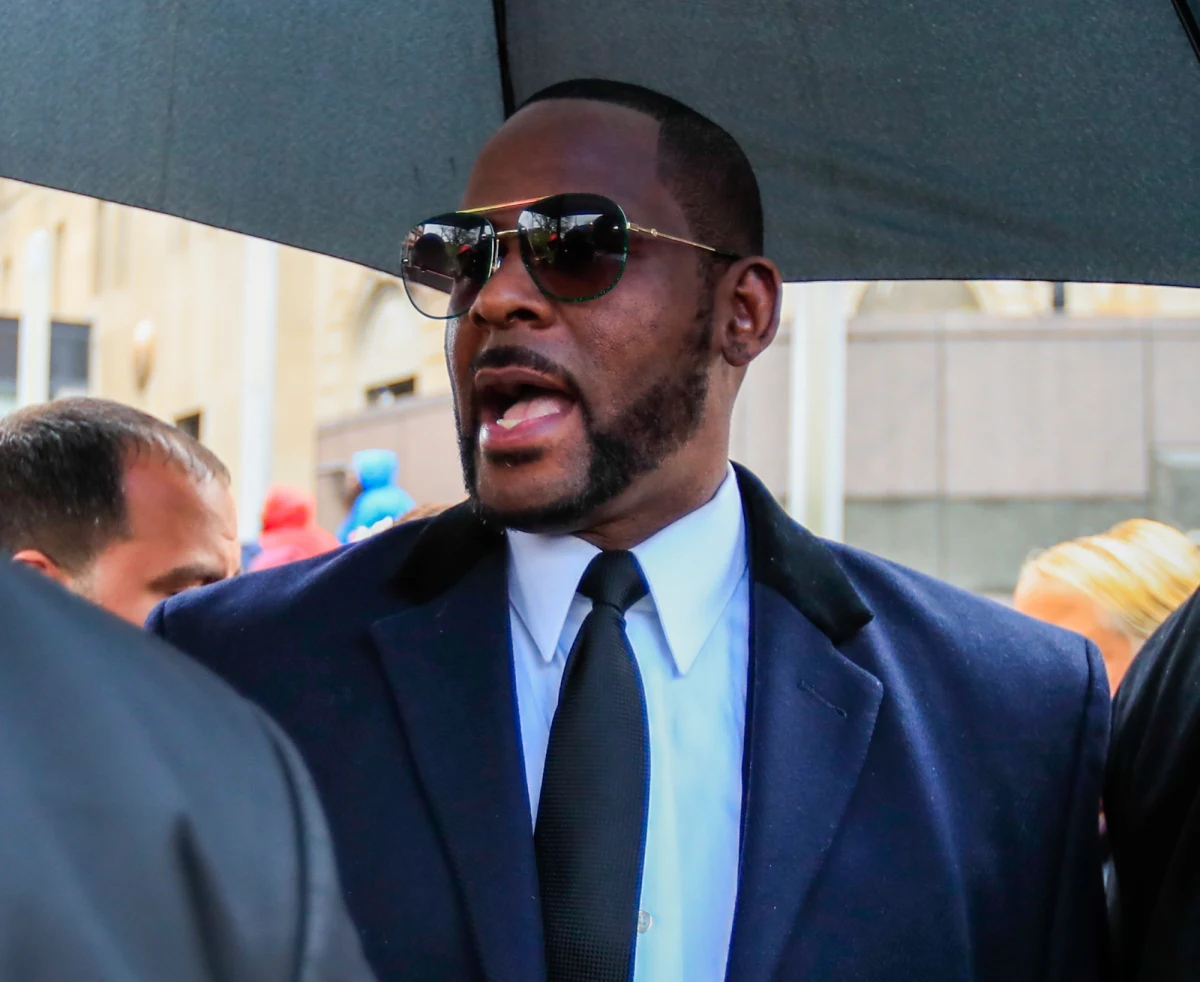 Amerykański muzyk R. Kelly został aresztowany w Chicago pod zarzutem przestępstw seksualnych, przestępstw związanych z dziecięcą pornografią i utrudniania pracy wymiarowi sprawiedliwości. Ma być przewieziony do Nowego Jorku, gdzie stanie przed sądem.