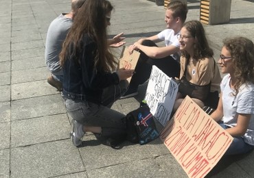 "Nie ma wakacji od zmian klimatu". Protest trójki nastolatków