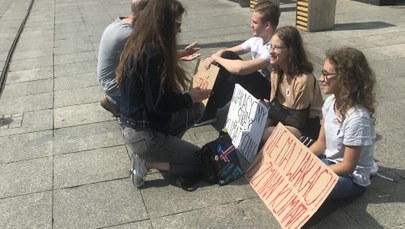 "Nie ma wakacji od zmian klimatu". Protest trójki nastolatków