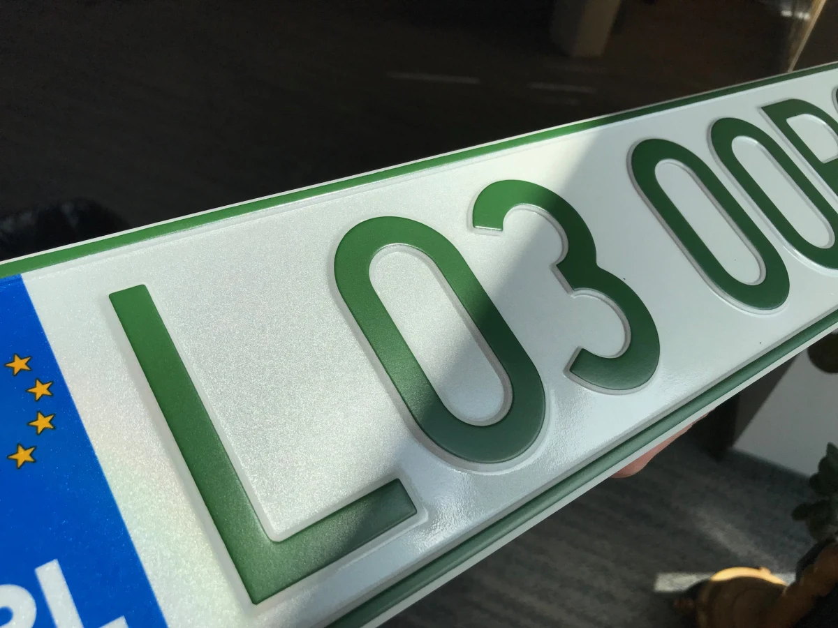 Od wczoraj można wyrabiać zielone tablice i profesjonalne dowody rejestracyjne. Jak informuje Ministerstwo Cyfryzacji, ułatwi to organizację jazd testowych, etapowe konstruowanie pojazdów, a nawet prowadzenie badań nad nowymi rozwiązaniami.