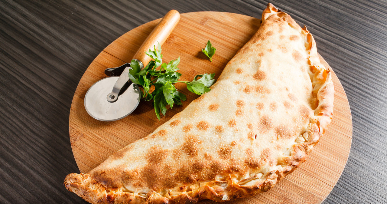 Calzone, włoska, pizza, zwinięta, pieróg, Jest, pyszna, zarówno, ciepło, zimno Calzone: Klasyczny smak Włoch