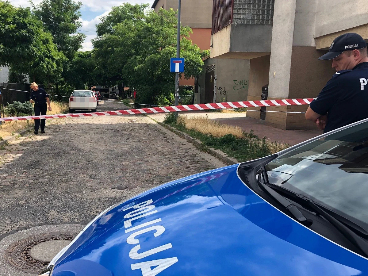 Dramatyczne wydarzenia w kamienicy przy ul. Łąkocińskiej na warszawskim Bródnie. Śmiertelnie postrzelona została 43-letnia kobieta. Ranny został też jej 19-letni syn.