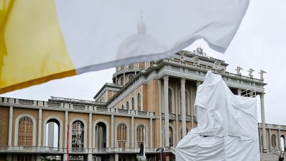 Licheń: Pomnik papieża, już bez kustosza, stanął przed świątynią