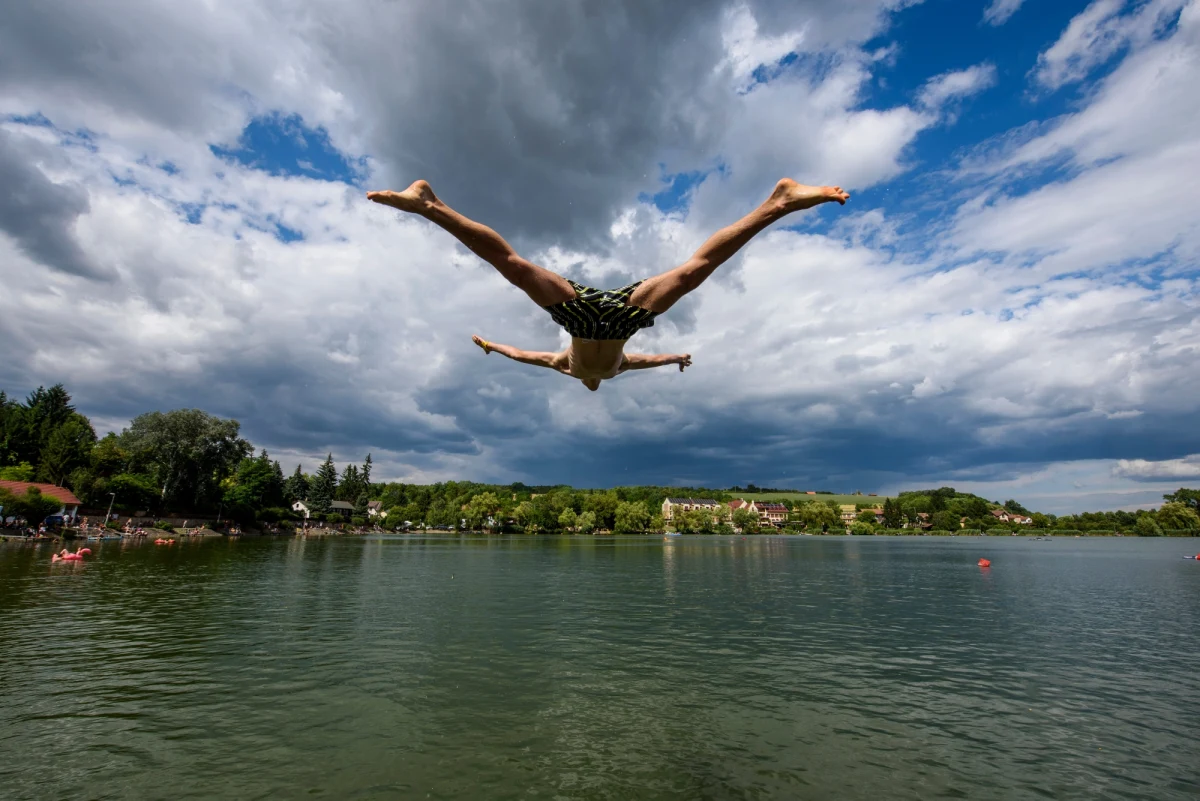 Weekend zapowiada się dość ciepło, ale pochmurno. W sobotę i w niedzielę niemal w całym kraju mogą wystąpić opady deszczu i burze. Kiedy do Polski wrócą upały? Niestety, prognoza długoterminowa do końca lipca nie jest zbyt optymistyczna...