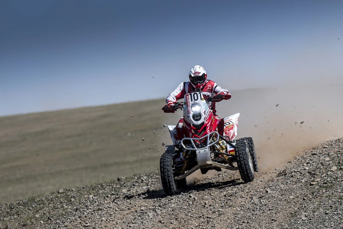 Piąty etap z rzędu i czwarty na terenie Mongolii padł łupem Rafała Sonika. Krakowianin wygrał wszystkie oesy Silk Way Rally w kraju Czyngis-chana i w sobotę wjedzie do Chin jako zdecydowany lider w stawce quadów. Arkadiusz Lindner wrócił do rywalizacji po jednym dniu przymusowej przerwy i zameldował się na mecie z drugim czasem. 