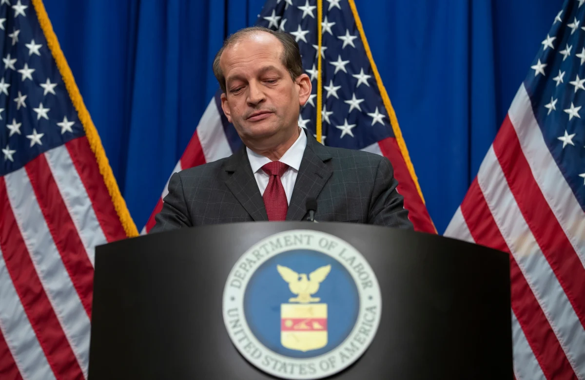 Minister pracy USA Alexander Acosta, który jako prokurator zaaprobował ugodę pozasądową z miliarderem oskarżonym o nakłanianie do prostytucji i wykorzystywanie nieletnich dziewcząt, podał się w piątek do dymisji. Sprawę ugody bada resort sprawiedliwości.