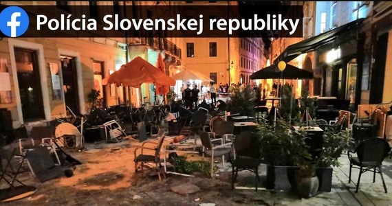 Trzech polskich pseudokibiców, którzy uczestniczyli w środowej bójce w centrum Bratysławy - odpowie za swoje czyny przed słowackim sądem. Zarzuty usłyszała też czwórka Holendrów. W środę wieczorem chuligani związani z Cracovia, Ajaksem Amsterdam i Lewskim Sofia, podróżujący na mecze 1. rundy kwalifikacji piłkarskiej Ligi Europy, stoczyli masową bójkę w centrum Bratysławy.