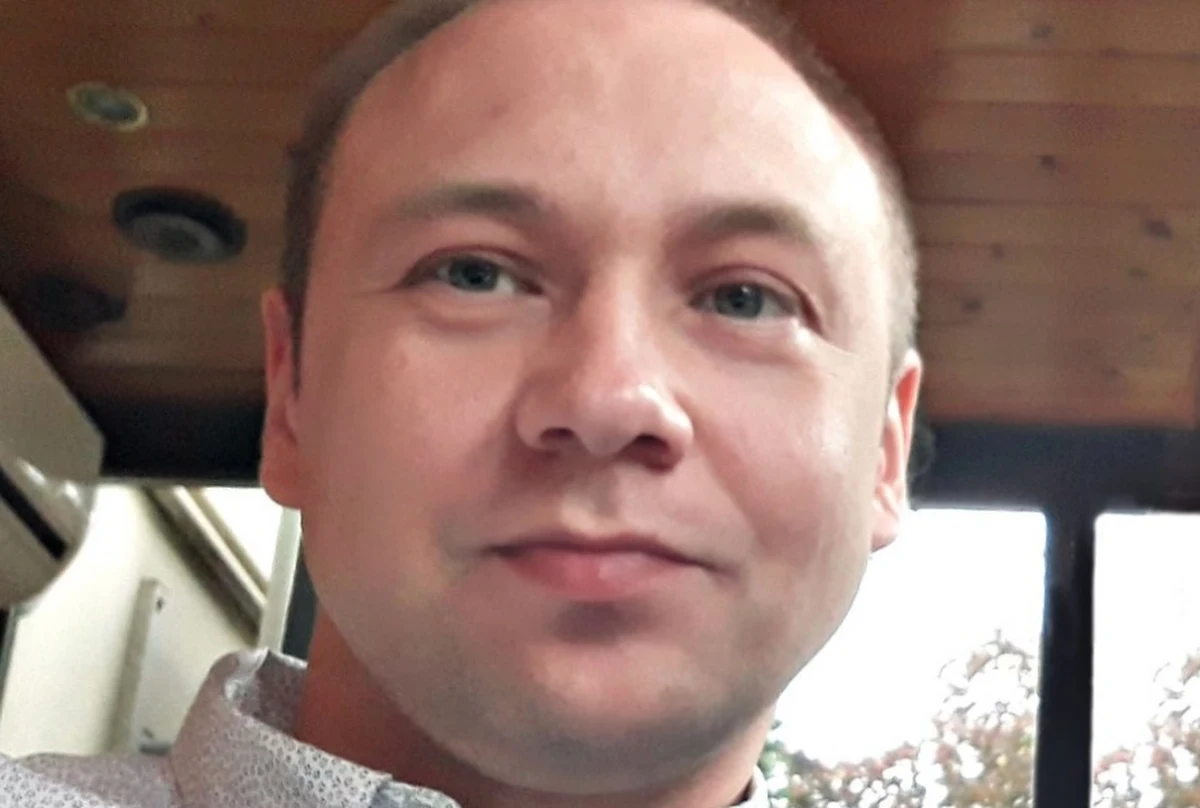 Na stronie warszawskiej policji opublikowano wizerunek ojca zaginionego 5-latka z Grodziska Mazowieckiego. Mężczyzna w środowe popołudnie zabrał chłopca z domu, a kilka godzin później rzucił się pod pociąg. Policjanci apelują, by wszyscy, którzy widzieli go w środę, zgłosili się i wskazali, gdzie to było. Ponawiają także apel o udzielanie informacji na temat szarej skody, którą jeździł mężczyzna.