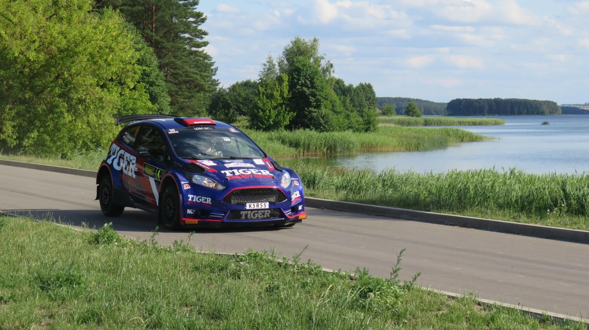 Mikołaj Marczyk i Szymon Gospodarczyk wygrali piątkowy prolog Rajdu Elektrenów. To czwarta runda Rajdowych Samochodowych Mistrzostw Polski rozgrywana na Litwie. Kierowcy przejechali dwa krótkie, asfaltowe odcinki, prowadzące ulicami miasta. Jednak strata Kasperczyka jest bardzo mała i wynosi zaledwie 0,3 sekundy.