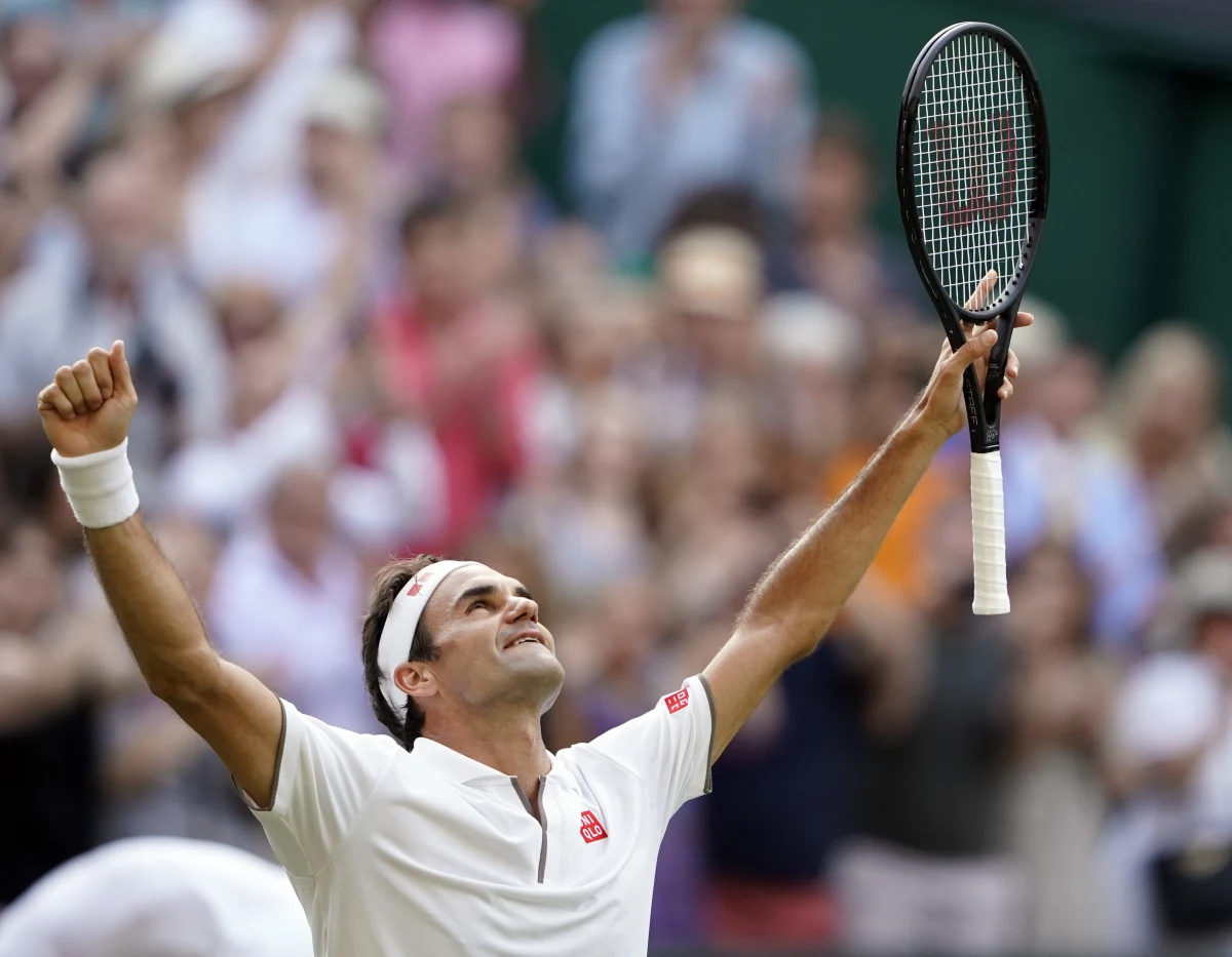 Rozstawiony z "dwójką" Roger Federer pokonał Hiszpana Rafaela Nadala (3.) 7:6 (7-3), 1:6, 6:3, 6:4 i po raz 12. awansował do finału wielkoszlemowego Wimbledonu. Szwajcarski tenisista, który o tytuł zagra z Serbem Novakiem Djokovicem (1.), osiem razy wygrał ten turniej.