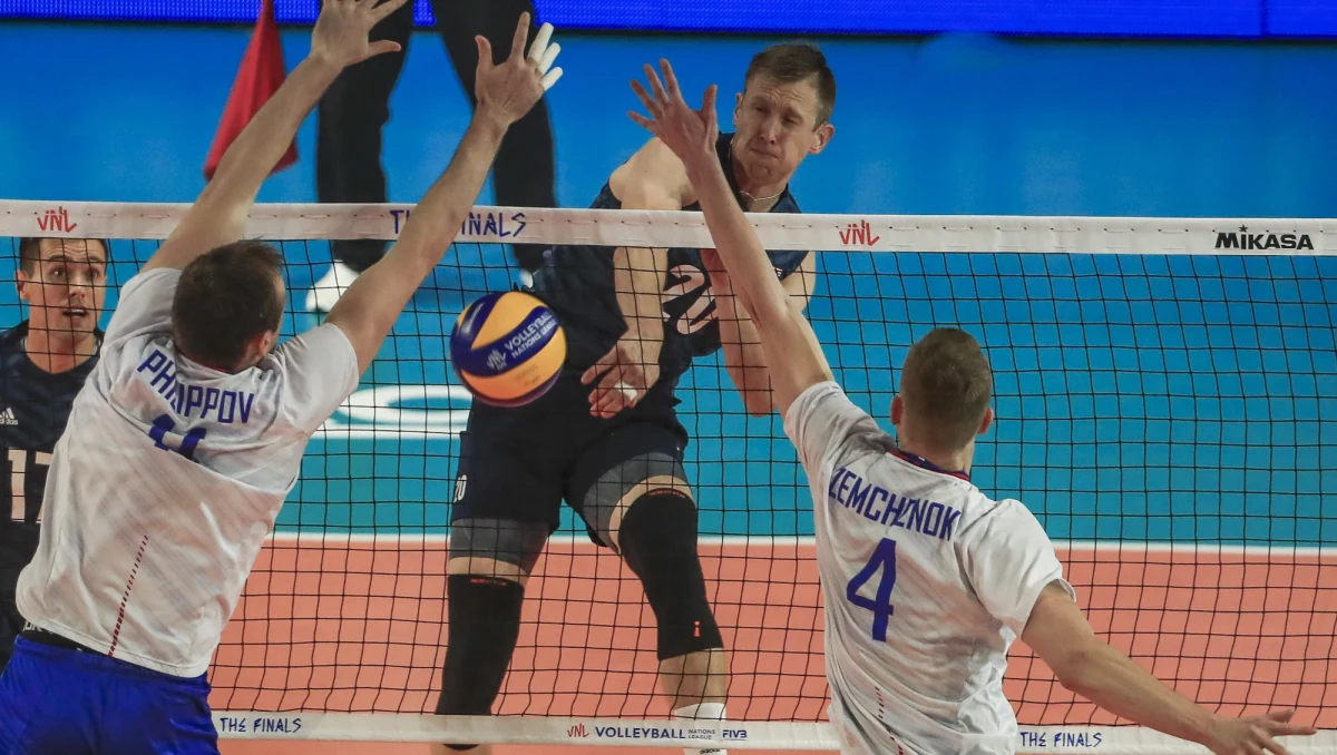 Siatkarze Rosji po porażce z USA 0:3 (21:25, 17:25, 20:25) zajęli drugie miejsce w grupie A i będą rywalami Polski w półfinale turnieju finałowego Ligi Narodów w Chicago. Jako ostatnia do najlepszej czwórka awansowała Brazylia, która pokonała Iran 3:2 (25:20, 25:23, 24:26, 20:25, 15:10). Polska zagra z Rosjanami o północy z soboty na niedzielę.