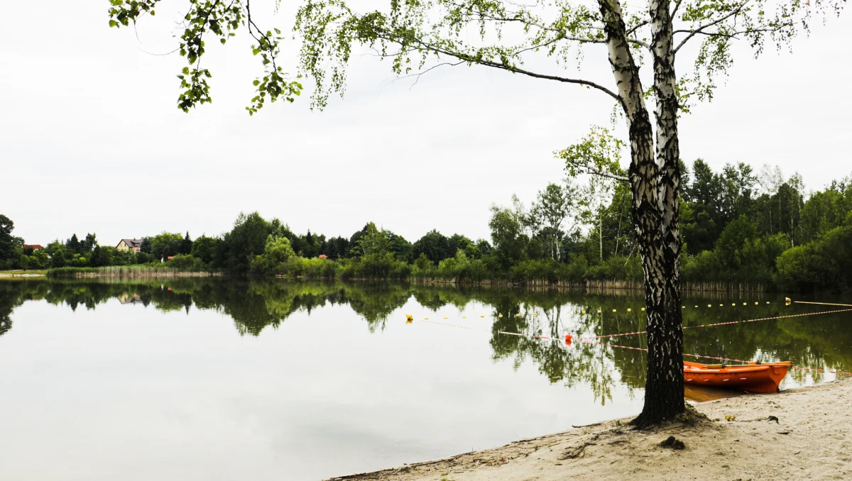 W każdy letni weekend mówimy o najlepszych plażach i najciekawszych miejscach do spędzania czasu nad wodą. Mazowiecka Zielonka i Glinianki, które dziś odwiedzamy w ramach naszego wakacyjnego cyklu Fakty znad wody w RMF FM są nazywane „podwarszawskim pojezierzem”.