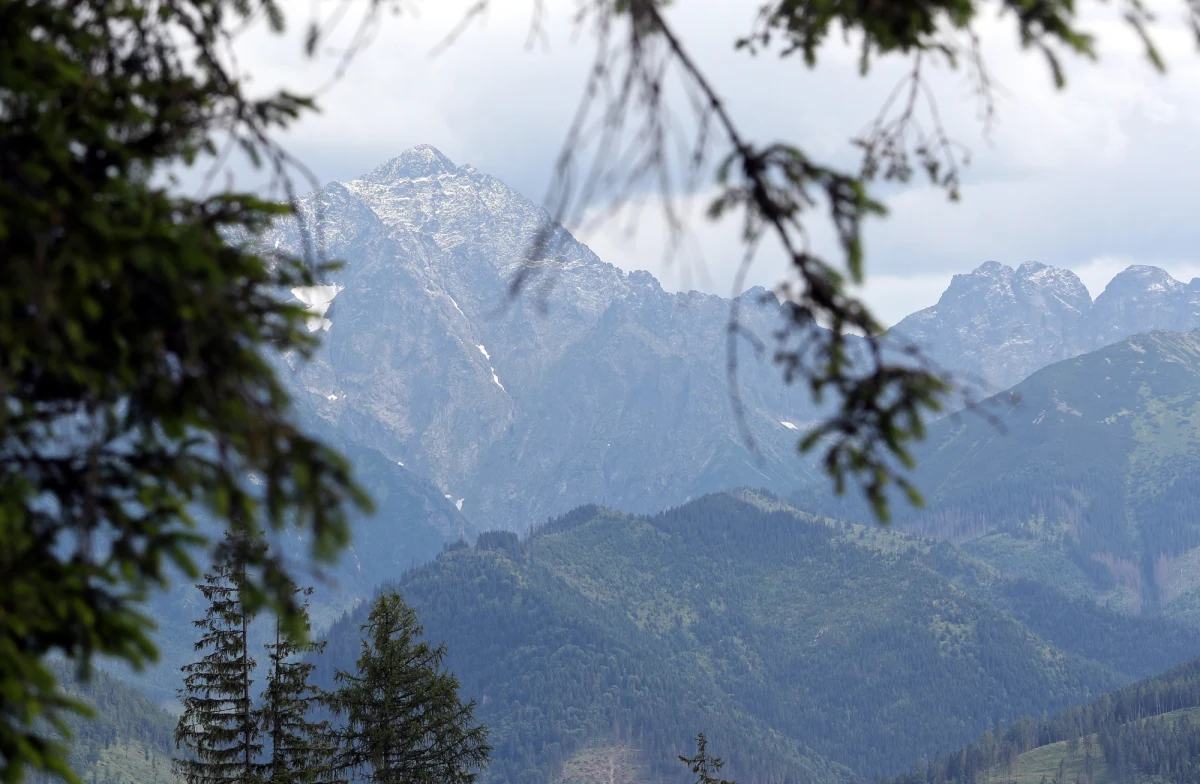 Całą noc spędził na skale - kiedy rano zobaczył turystów, zaczął wzywać pomocy. Na ratunek polecieli śmigłowcem ratownicy TOPR-u.
