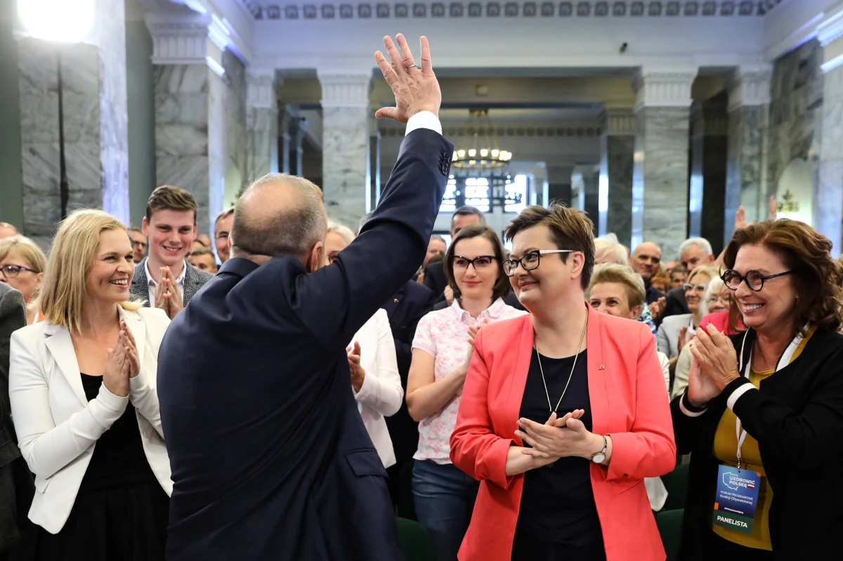 "Mówić można dużo, obiecać można wiele. My prosimy o wyliczenia i konkretne projekty" - tak rzeczniczka Prawa i Sprawiedliwości Anita Czerwińska skomentowała propozycje programowe Koalicji Obywatelskiej, zaprezentowane dzisiaj przez Grzegorza Schetynę. "Schetyna sam nie wierzy w to, co mówi. (…) Naiwne nadzieje, że Polacy już zapomnieli, jak nieudolnie rządzili i jakie Eldorado mieli złodzieje" - tak natomiast wystąpienie lidera PO skwitowała europosłanka PiS Beata Mazurek.
