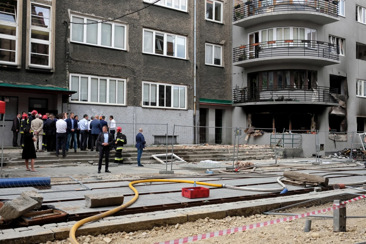 Można pomóc mieszkańcom kamienicy w Bytomiu, w której tydzień temu wybuchł gaz i pożar. Zginęły trzy osoby: kobieta i dwie jej córki. Cztery osoby zostały ranne. Wczoraj odbył się pogrzeb ofiar. Lokatorzy zniszczonego budynku od kilku dni wracają do swoich mieszkań. 