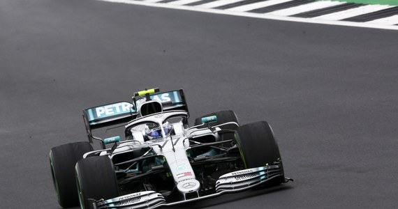 Fin Valtteri Bottas z ekipy Mercedes wywalczył pole position przed niedzielnym wyścigiem Formuły 1 o Grand Prix Wielkiej Brytanii, który będzie 10. rundą mistrzostw świata Formuły 1. Ostatnie miejsce zajął w kwalifikacjach na torze Silverstone Robert Kubica z zespołu Williams.