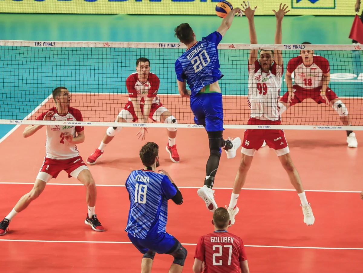 Polscy siatkarze przegrali z ubiegłorocznymi triumfatorami Rosjanami 1:3 (19:25, 26:24, 22:25, 21:25) w półfinale turnieju finałowego Ligi Narodów. Biało-czerwoni o trzecie miejsce w Chicago powalczą z Brazylią, która przegrała w drugim półfinale z gospodarzami – drużyną USA.
