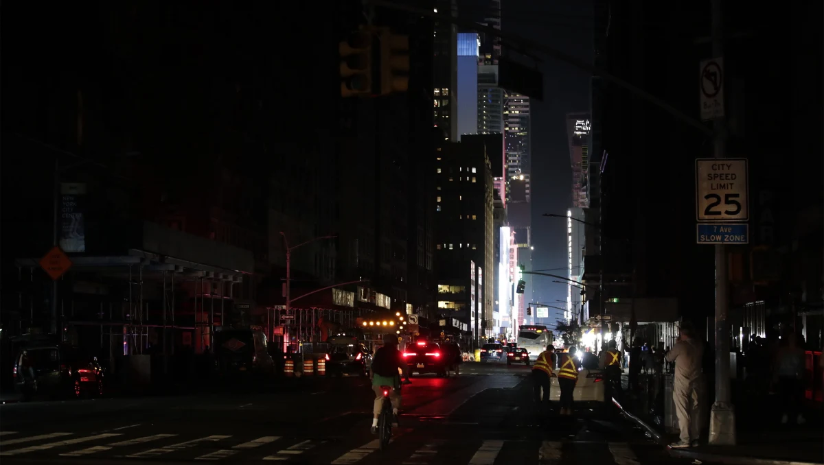 Pożar transformatora spowodował w sobotę wieczorem rozległą awarię sieci energetycznej na nowojorskim Manhattanie. Firmy i biura zostały pozbawione prądu, stanęły windy i pociągi metra.