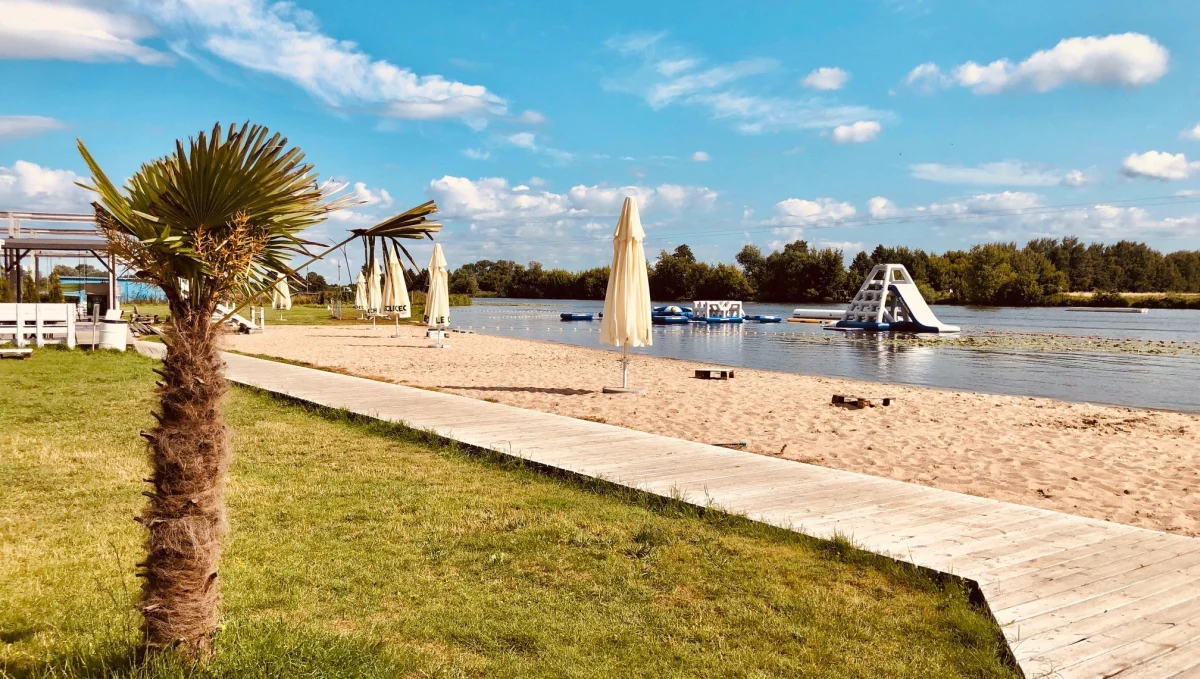 Mazowieckie kąpieliska odwiedzamy w czasie tego weekendu w ramach wakacyjnej akcji Fakty znad wody. W letnie weekendy w RMF FM mówimy o najciekawszych miejscach do spędzania czasu nad wodą i najbardziej atrakcyjnych plażach. W sobotę byliśmy nad kąpieliskiem Glinianki w podwarszawskiej Zielonce. Dziś czas na okolice Konstancina i Jeziora Bielawskie, przy południowej granicy Warszawy. W tamtejszym Wakeparku Bielawa poznaliśmy tajniki coraz popularniejszego sportu wodnego - wakeboardingu.