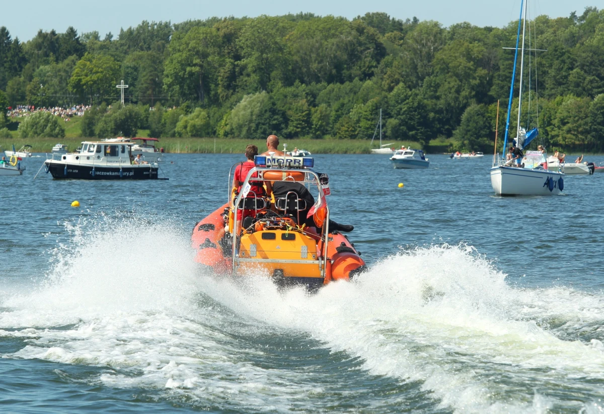 Nietypową akcję odnotowali ratownicy Mazurskiego Ochotniczego Pogotowia Ratunkowego (MOPR) w Giżycku. Uwalniali mężczyznę, który zaklinował się w oknie na łodzi. 