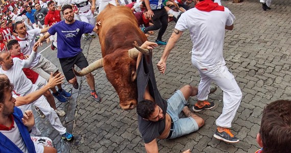 Osiem osób zostało rannych, w tym trzy zostały wzięte na rogi, w niedzielę w ostatniej gonitwie z bykami podczas kończącej się tego dnia fiesty ku czci świętego Fermina, Sanfermines, w Pampelunie na północy Hiszpanii - podały służby medyczne w tym mieście.