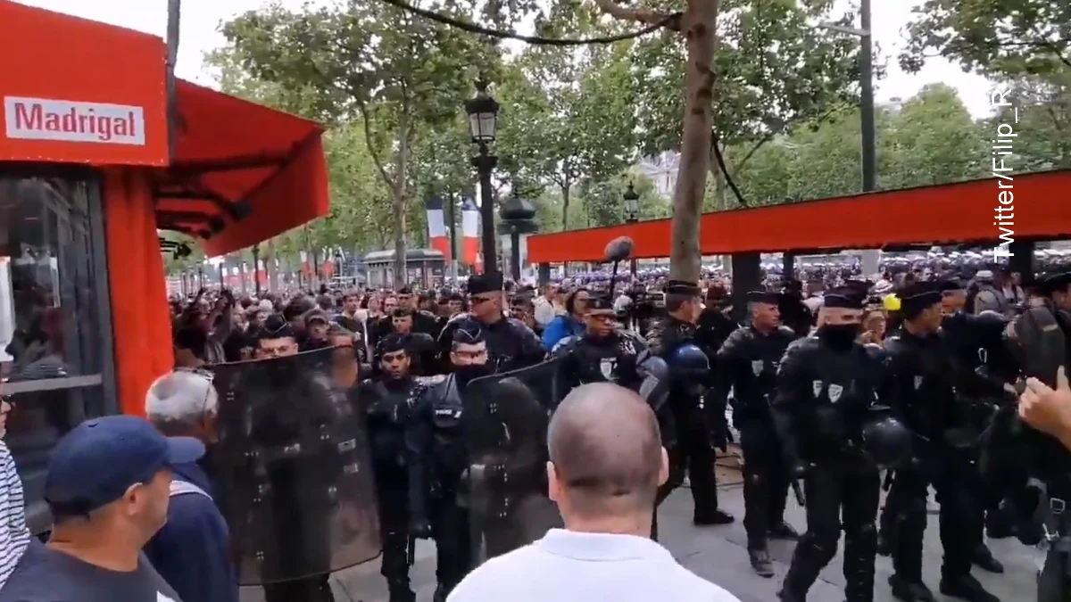 Paryska policja użyła gazu łzawiącego, by rozpędzić kilkuset demonstrantów z ruchu "żółtych kamizelek" oraz zamaskowanych awanturników, którzy zgromadzili się w niedzielę na Polach Elizejskich po paradzie wojskowej z okazji Dnia Bastylii.