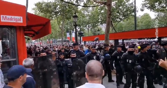 Paryska policja użyła gazu łzawiącego, by rozpędzić kilkuset demonstrantów z ruchu "żółtych kamizelek" oraz zamaskowanych awanturników, którzy zgromadzili się w niedzielę na Polach Elizejskich po paradzie wojskowej z okazji Dnia Bastylii.