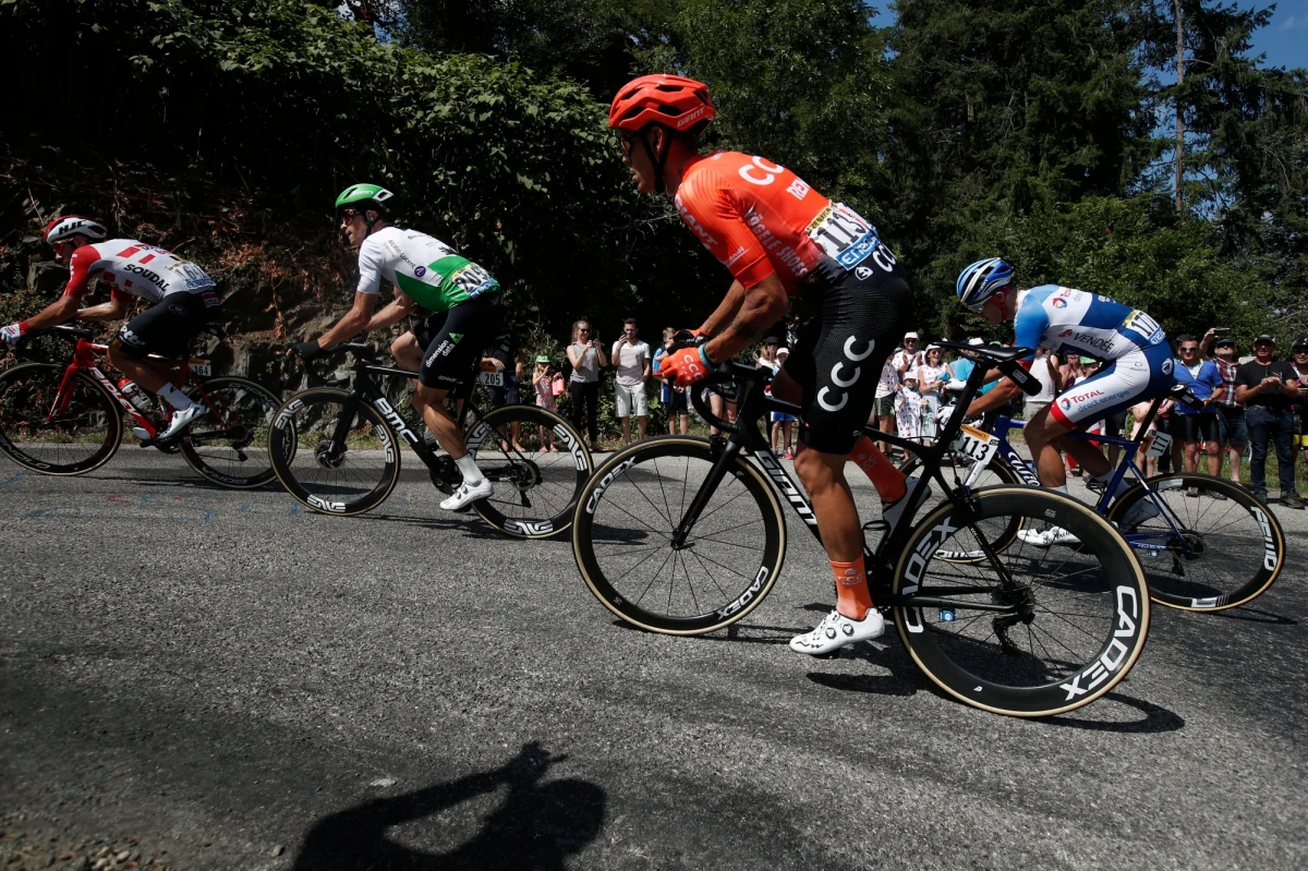 Do poważnego wypadku doszło na dziewiątym etapie Tour de France. W kraksie uczestniczył kolarz grupy CCC, Alessandro de Marchi – podaje Onet. W związku z odniesionymi obrażeniami, Włoch musiał się wycofać z wyścigu.
